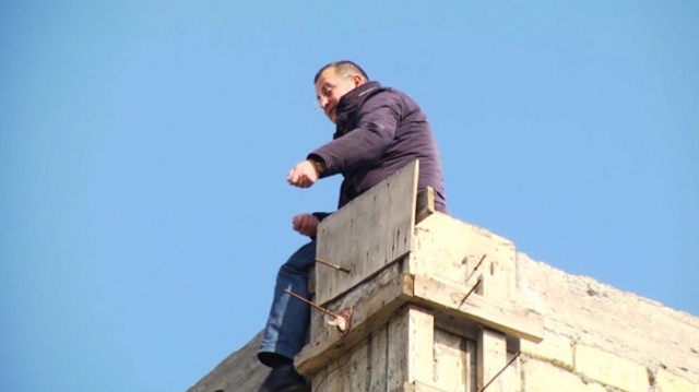 İş adamı intihara cəhd etdi: `500 minimi verin`(Video)